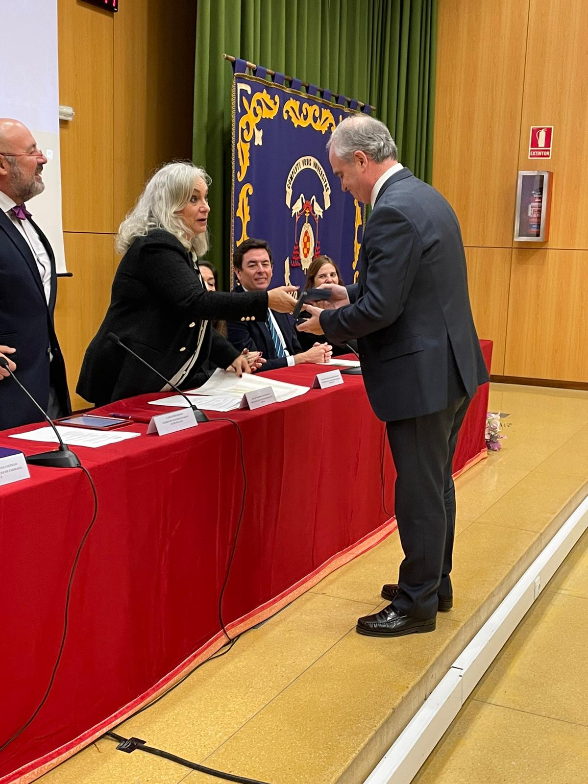 M.ª Victorina Aguilar entregó la medalla a Antonio Mingorance