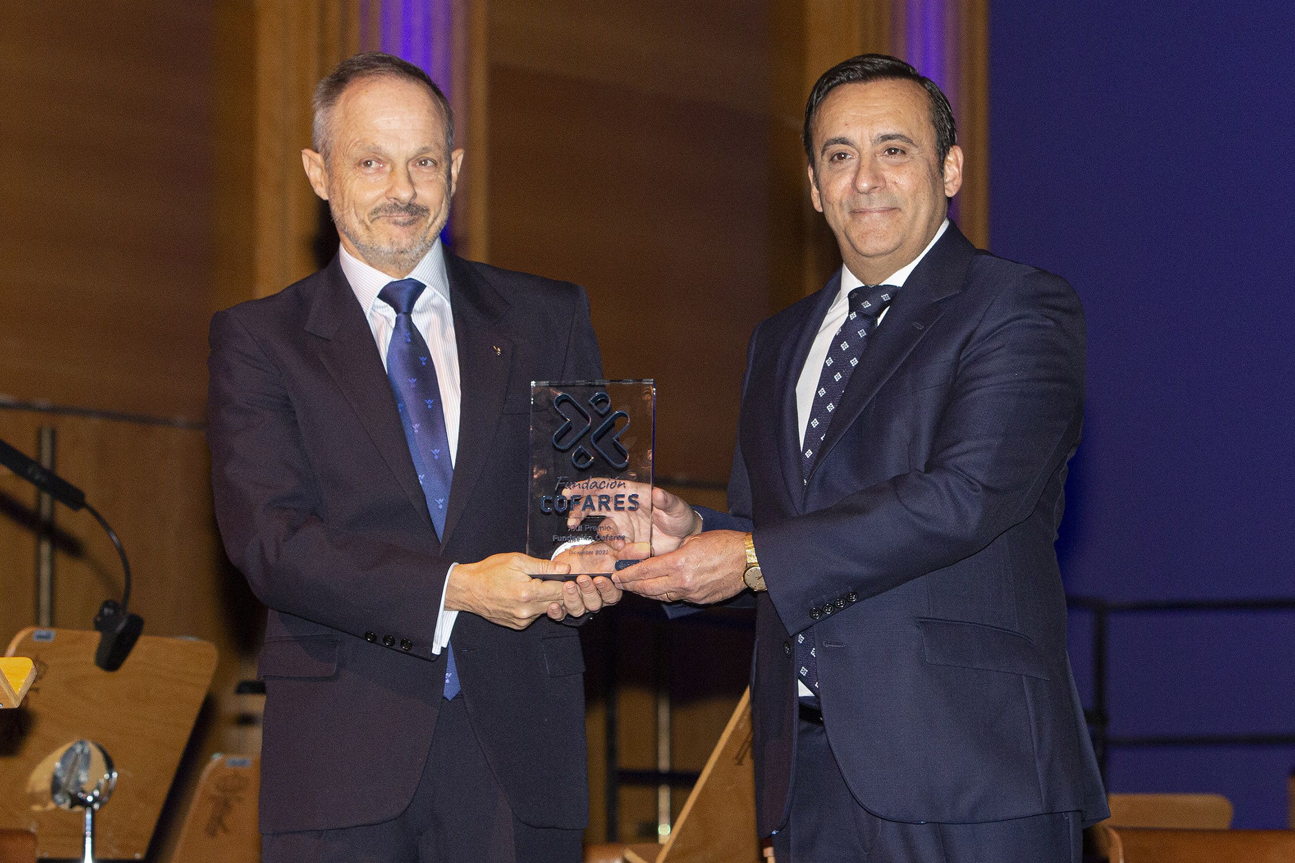 Mariano Ugarte recogió el premio de manos de Eduardo Pastor