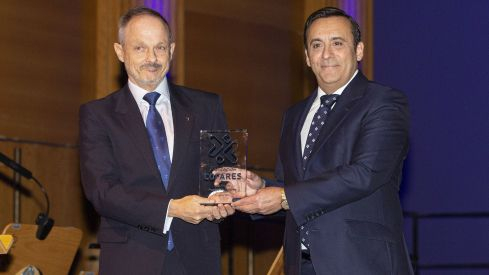 Mariano Ugarte recogió el premio de manos de Eduardo Pastor