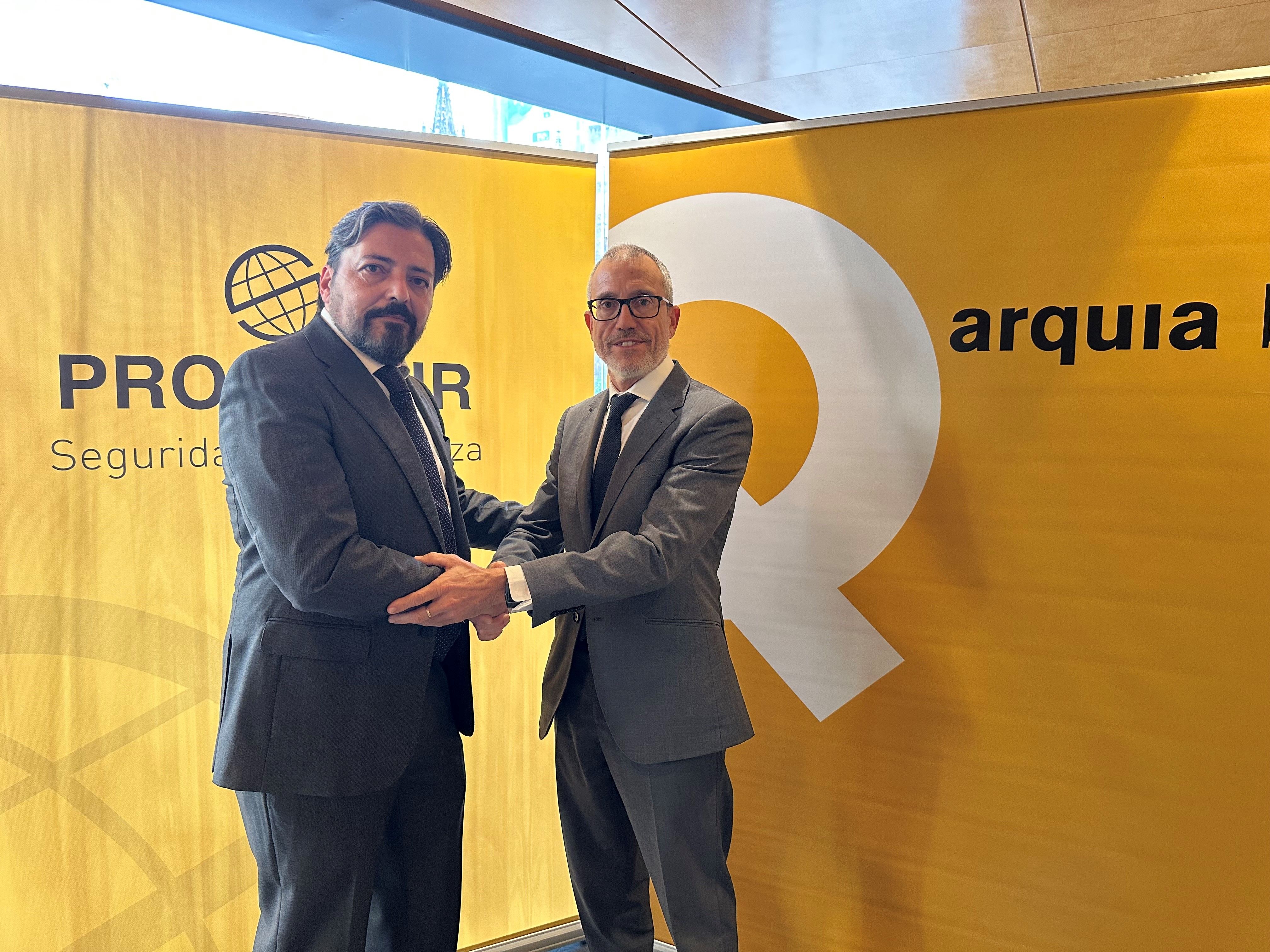 Encajada de manos tras la firma del acuerdo de colaboración