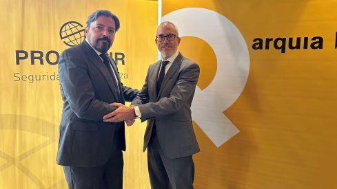 Encajada de manos tras la firma del acuerdo de colaboración