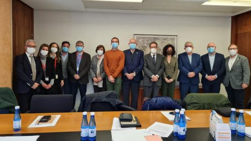 Foto de familia tras la firma del convenio