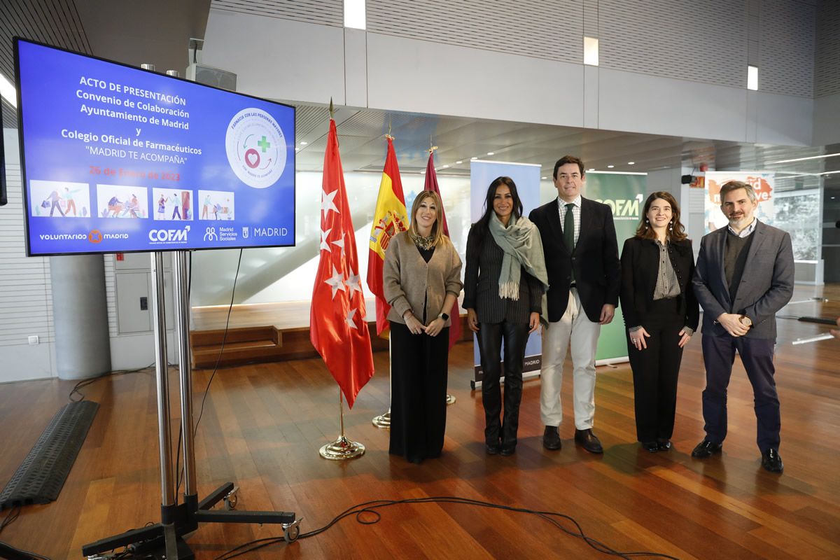 De izda. a dcha.: Lucrecia Adeva, directora general del Mayor del Ayuntamiento de Madrid; Begoña Villacís, Manuel Martínez del Peral, Esther Calvo y Pepe Aniorte