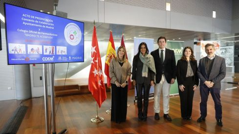 De izda. a dcha.: Lucrecia Adeva, directora general del Mayor del Ayuntamiento de Madrid; Begoña Villacís, Manuel Martínez del Peral, Esther Calvo y Pepe Aniorte