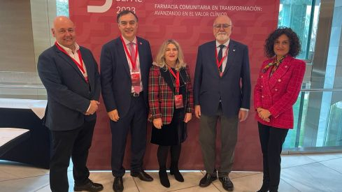 Andrés García (presidente del COF de Alicante), Vicente Baixauli, Maite Climent, Jaume Giner y Rosa Arnau (presidenta del COF de Castellón)