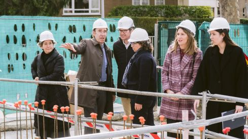 Gorka Urtaran y Milagros López de Ocáriz atienden a las explicaciones de Alfredo Alonso