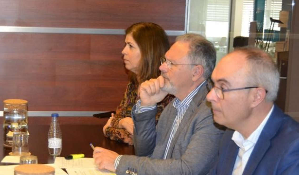 Alicia Herrero, vocal de Hospitales del COFM; Rafael Areñas, vicepresidente 3º del COFM, y Óscar López, vicepresidente 1º del COFM, participaron en la reunión de coordinación del proyecto