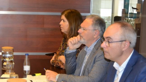 Alicia Herrero, vocal de Hospitales del COFM; Rafael Areñas, vicepresidente 3º del COFM, y Óscar López, vicepresidente 1º del COFM, participaron en la reunión de coordinación del proyecto