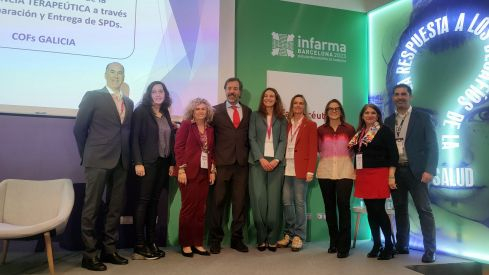 Guillermo Bagaría, Juan Manuel Becerra y Chini Torres, acompañados por seis de los representantes colegiales