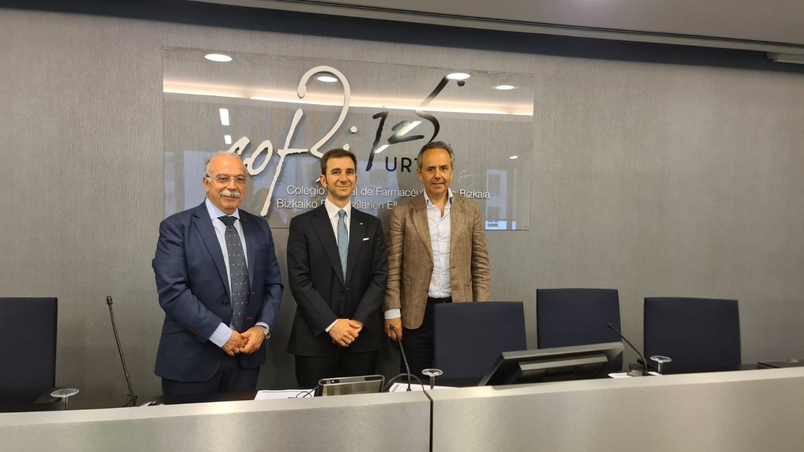 Los representantes de los tres organismos tras la firma del convenio