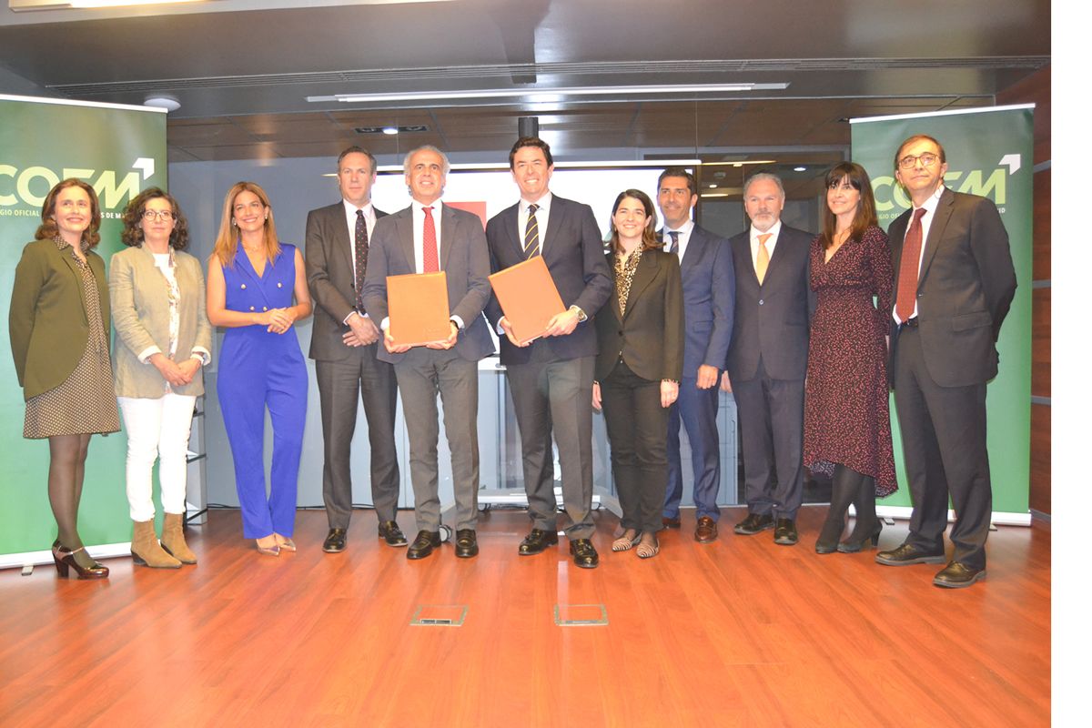 Foto de familia tras la firma del convenio. En el centro, Enrique Ruiz Escudero y Manuel Martínez del Peral 