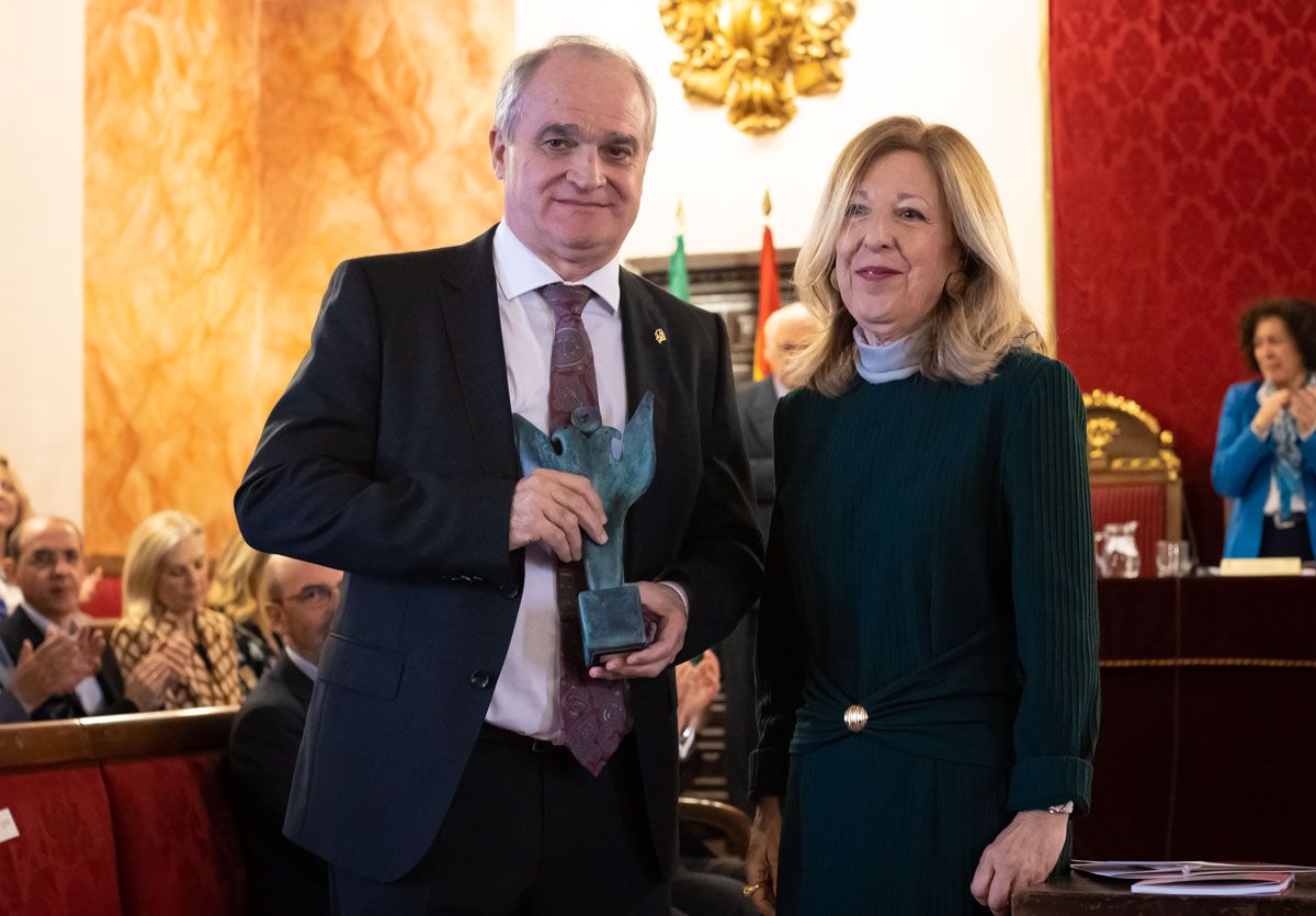 Antonio Mingorance recibió el premio de manos de M.ª Teresa Pagés 