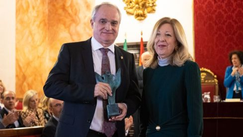 Antonio Mingorance recibió el premio de manos de M.ª Teresa Pagés 