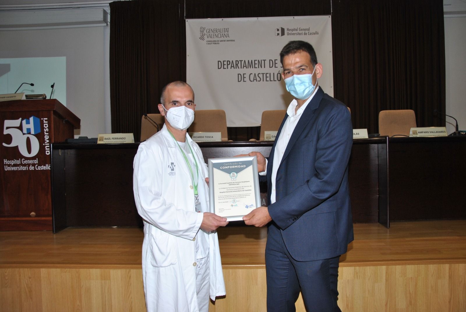 Raúl Ferrando recogió el certificado de manos de Jordi Nicolás