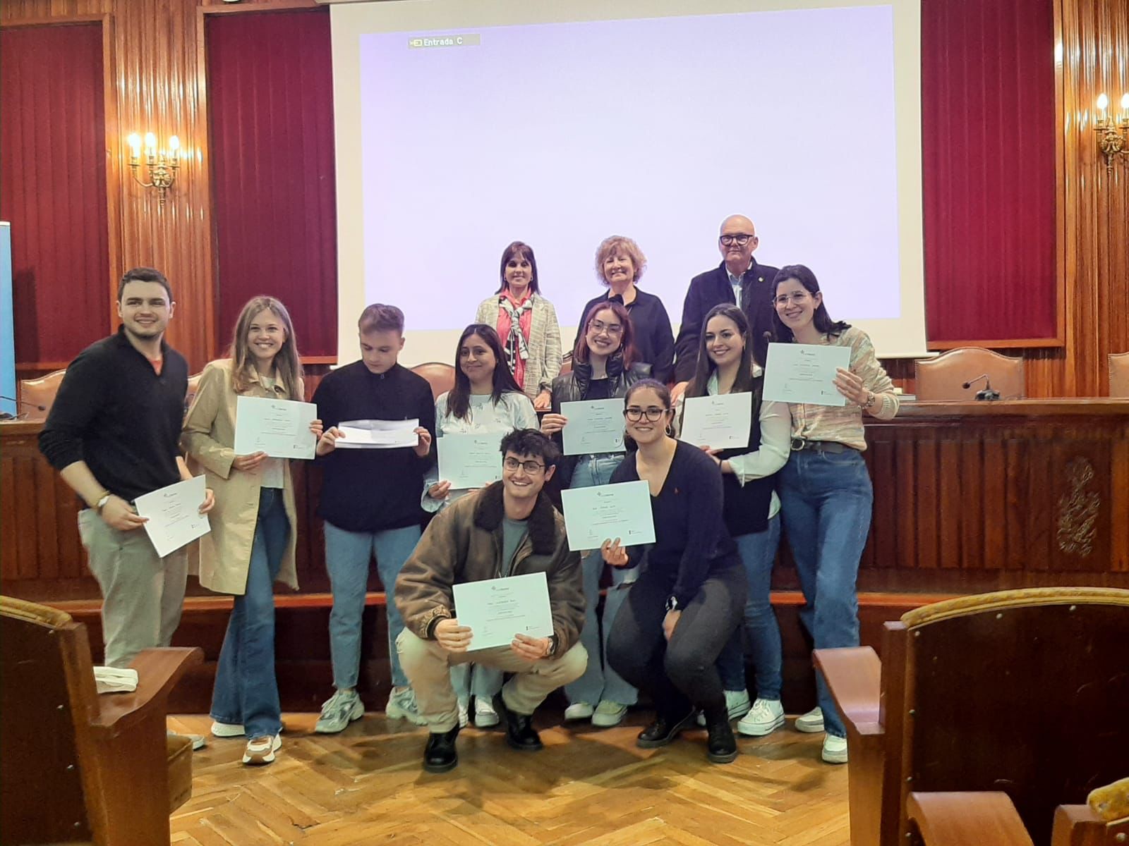 Foto de familia de los alumnos tras la entrega de los premios