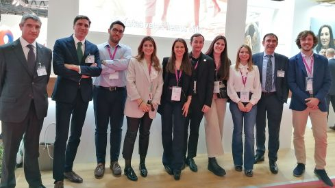 Representantes de Farmaconsulting y de la FEEF tras la firma del acuerdo