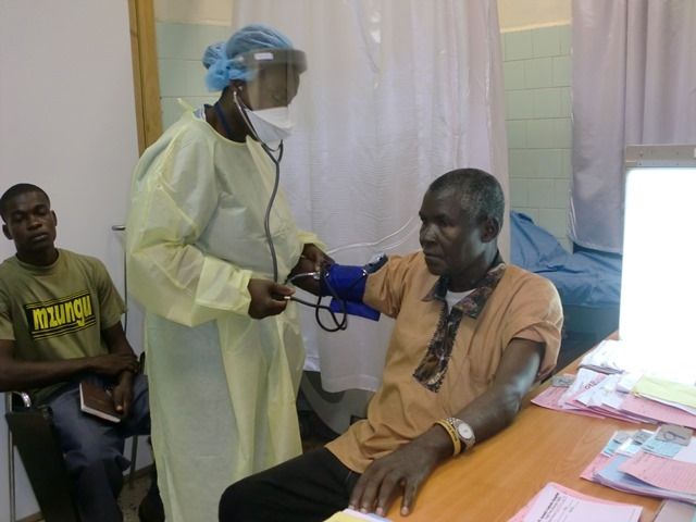 Farmamundi suministra material de protección personal para combatir el ébola en Liberia