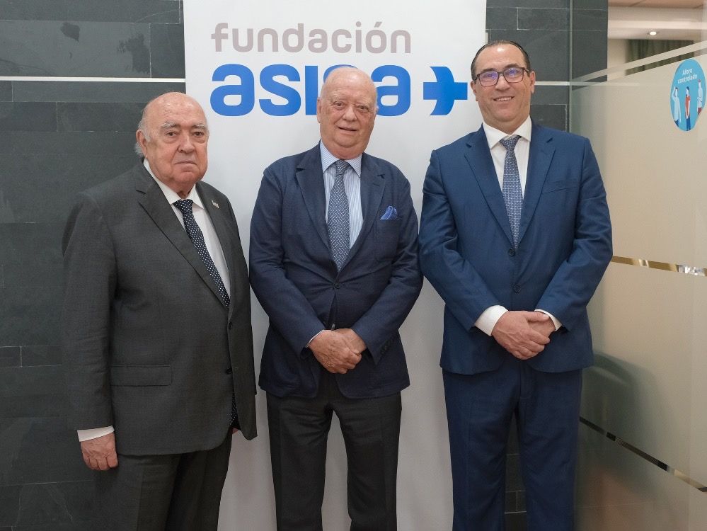 De izq. a dcha.: Gregorio Medina, delegado de Sevilla; Francisco Ivorra, presidente de ASISA, y Jesús Sánchez, presidente de Más Que Farmacia