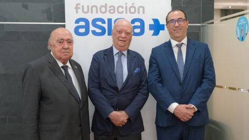 De izq. a dcha.: Gregorio Medina, delegado de Sevilla; Francisco Ivorra, presidente de ASISA, y Jesús Sánchez, presidente de Más Que Farmacia