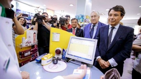 Ignacio González comprobó la implantación de la receta electrónica en las farmacias madrileñas