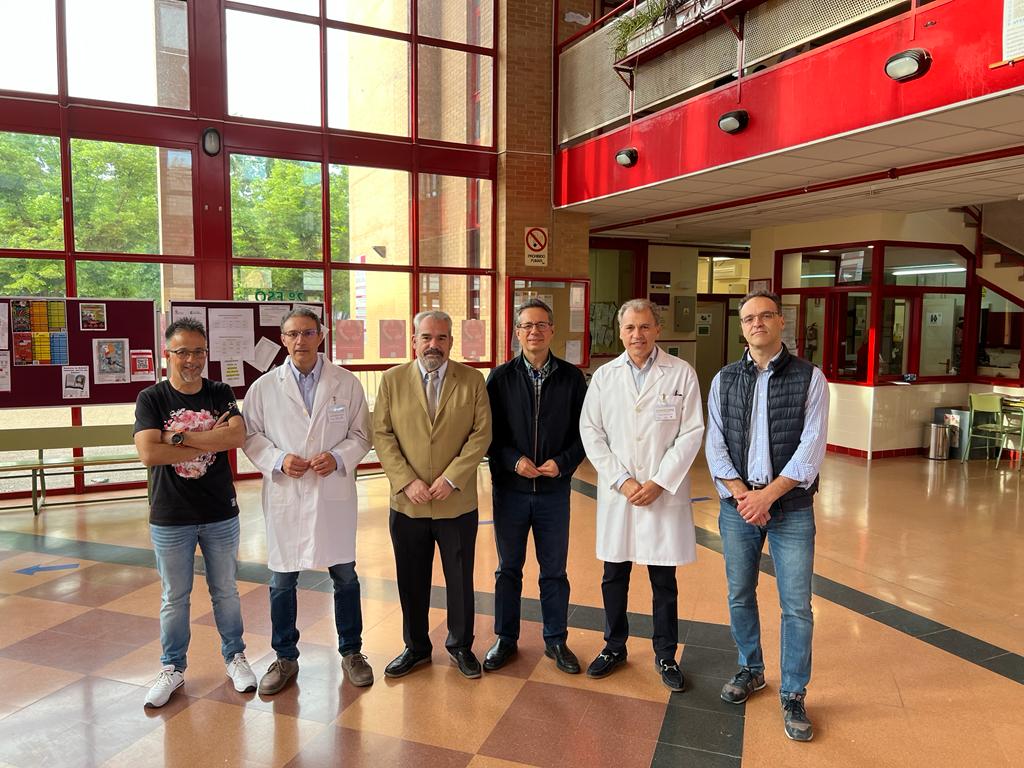 De izquierda a derecha: R. Sánchez, director del IES Arca Real, R. Martínez Olmedo, A García Nogueiras, V. González Fernández, T. Codesal y J. Niño, orientador del centro