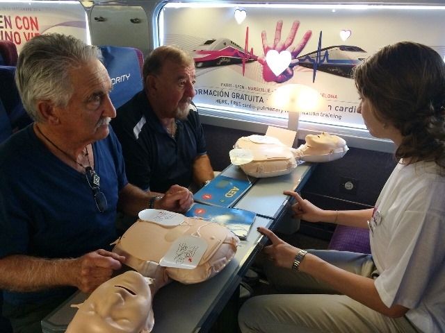 Los viajeros de los AVE de Barcelona a Francia reciben clases de reanimación cardiopulmonar Los viajeros de los AVE de Barcelona a Francia reciben clases de reanimación cardiopulmonar