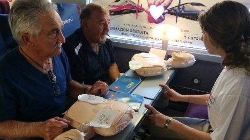 Los viajeros de los AVE de Barcelona a Francia reciben clases de reanimación cardiopulmonar Los viajeros de los AVE de Barcelona a Francia reciben clases de reanimación cardiopulmonar