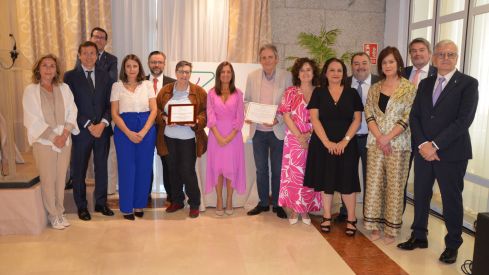 Alba Soutelo y Ángela Paz, junto a miembros de la Junta de Gobierno del Colegio y de ASSEII