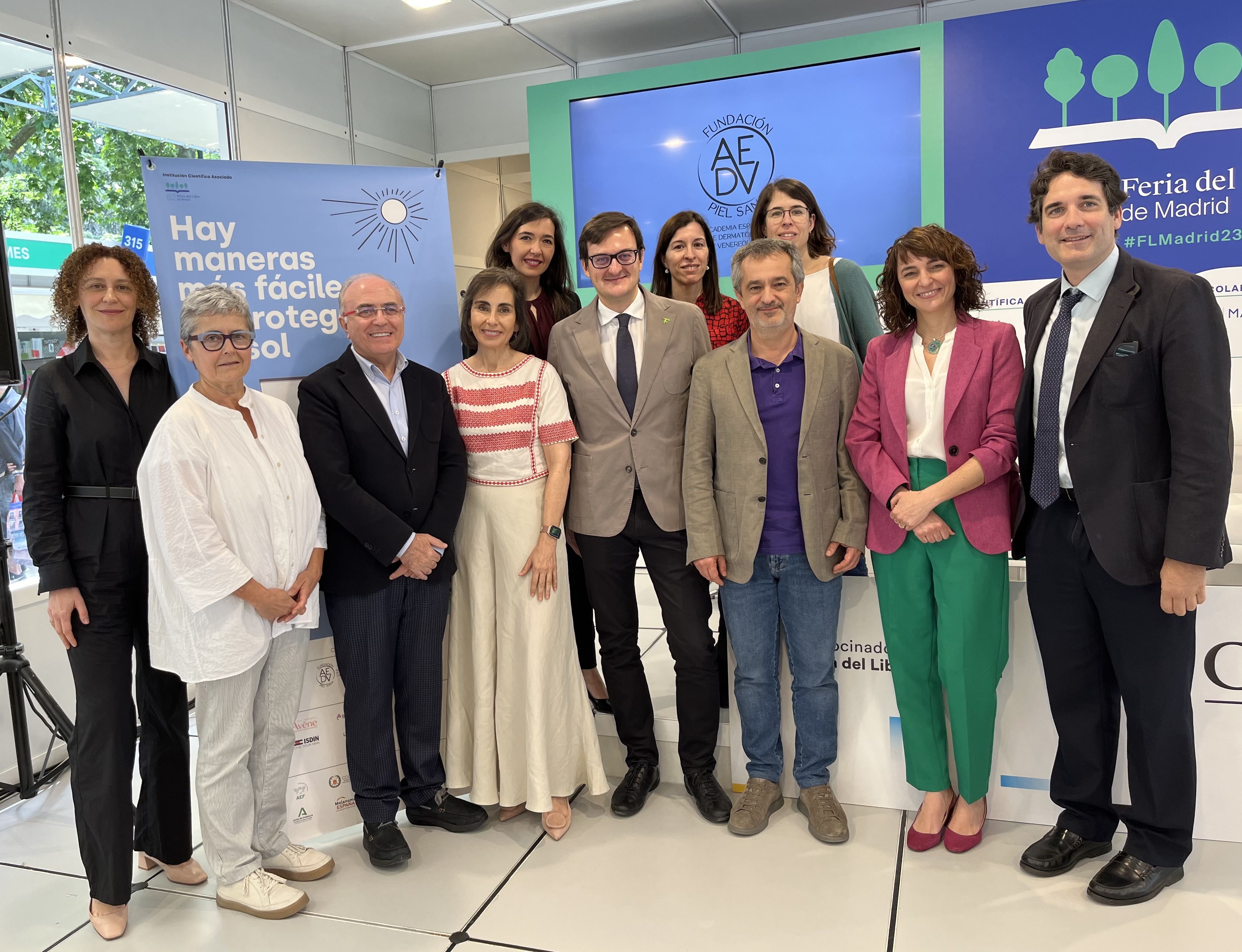 Foto de familia tras la firma del acuerdo en el COF de Madrid