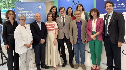 Foto de familia tras la firma del acuerdo en el COF de Madrid