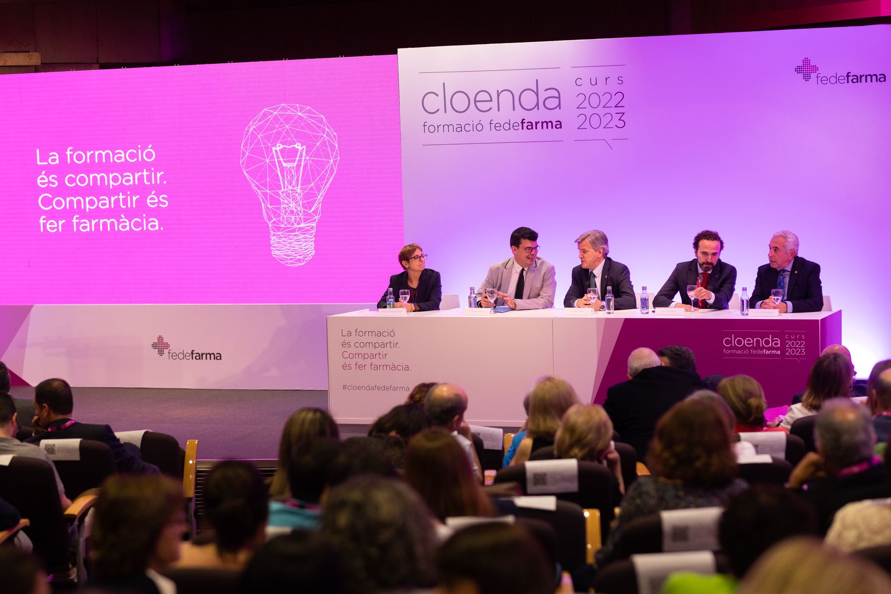 Mesa presidencial en el acto de clausura
