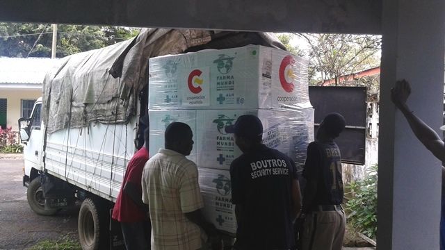 Farmamundi suministra 24 toneladas de material de protección para combatir el ébola en África