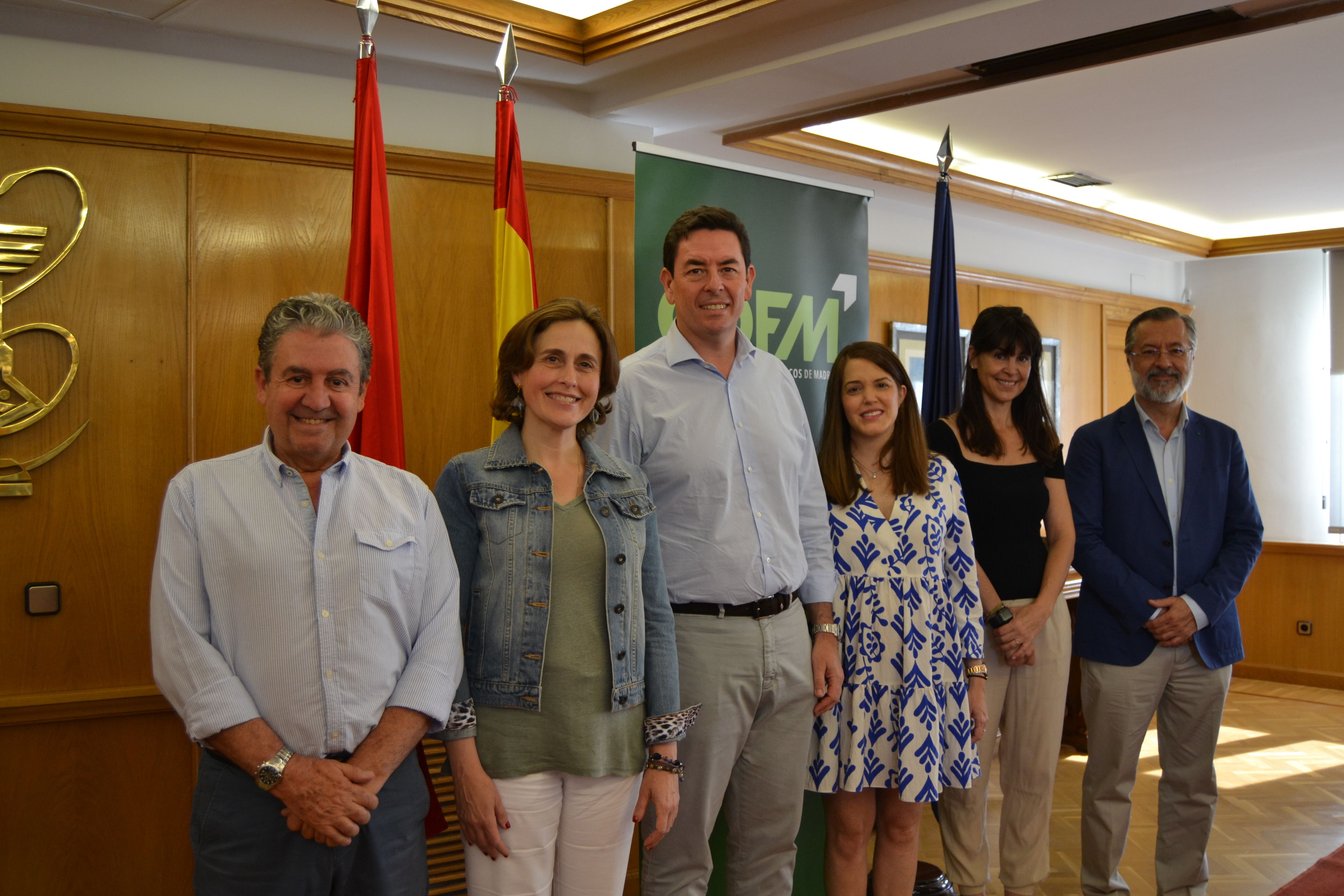 R. Puerto, vocal de LASEMI; M. de Zarandieta, secretaria del COFM; M. Martínez del Peral, presidente del COFM; C. Chamorro, presidenta de LASEMI; E. Manso, vocal de Formulación Magistral del COFM, y C. Valera, vicepresidente de Relaciones Institucionales de LASEMI