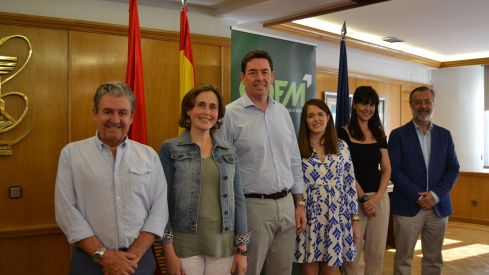 R. Puerto, vocal de LASEMI; M. de Zarandieta, secretaria del COFM; M. Martínez del Peral, presidente del COFM; C. Chamorro, presidenta de LASEMI; E. Manso, vocal de Formulación Magistral del COFM, y C. Valera, vicepresidente de Relaciones Institucionales de LASEMI