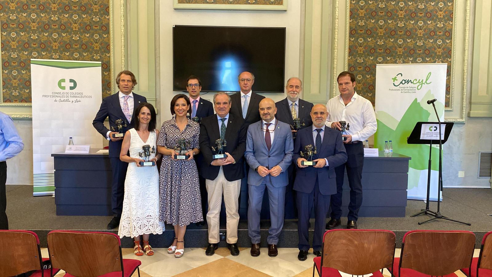 Foto de familia de los homenajeados