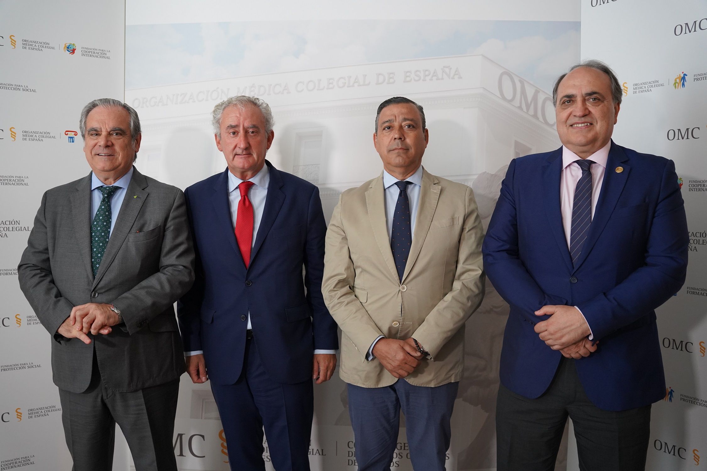 Los presidentes de los Consejos de Farmacéuticos, Jesús Aguilar; Médicos, Tomás Cobo; Dentistas, Óscar Castro; y Veterinarios, Luis Alberto Calvo.