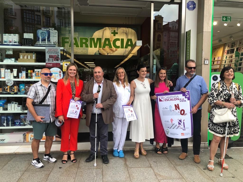Representantes del COF de Cantabria y de la Asociación Es Retina, en una farmacia de la capital cántabra.