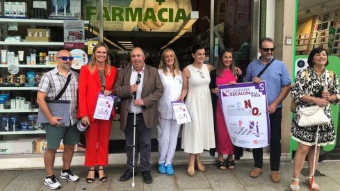 Representantes del COF de Cantabria y de la Asociación Es Retina, en una farmacia de la capital cántabra.