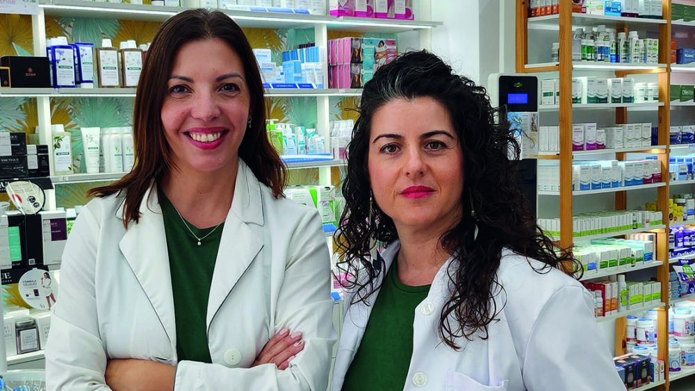 Yolanda Galiana junto a María José Marato, farmacéutica adjunta 