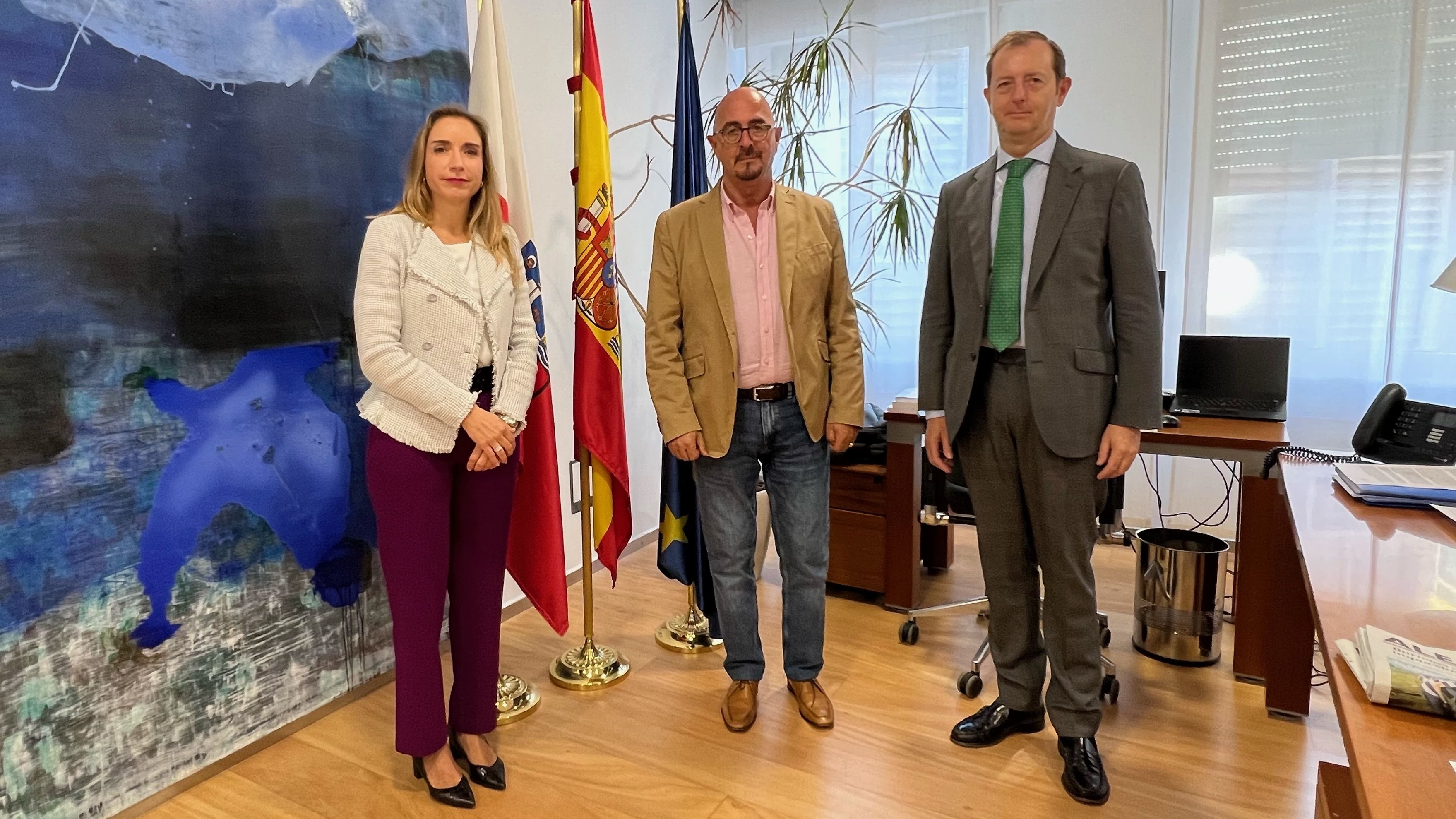 Matilde Sánchez Reyes, presidenta de Fedifar; César Pascual, consejero de Salud de Cantabria; y Miguel Valdés, director general de FEDIFAR.