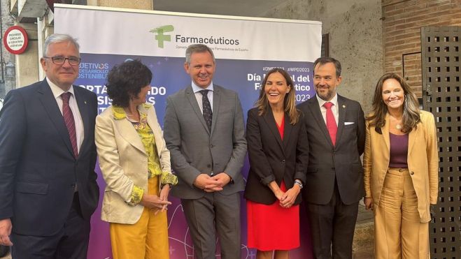 El ministro José Miñones junto al resto de representantes que han participado en Mondéjar (Guadalajara) en la celebración del Día Mundial del Farmacéutico.