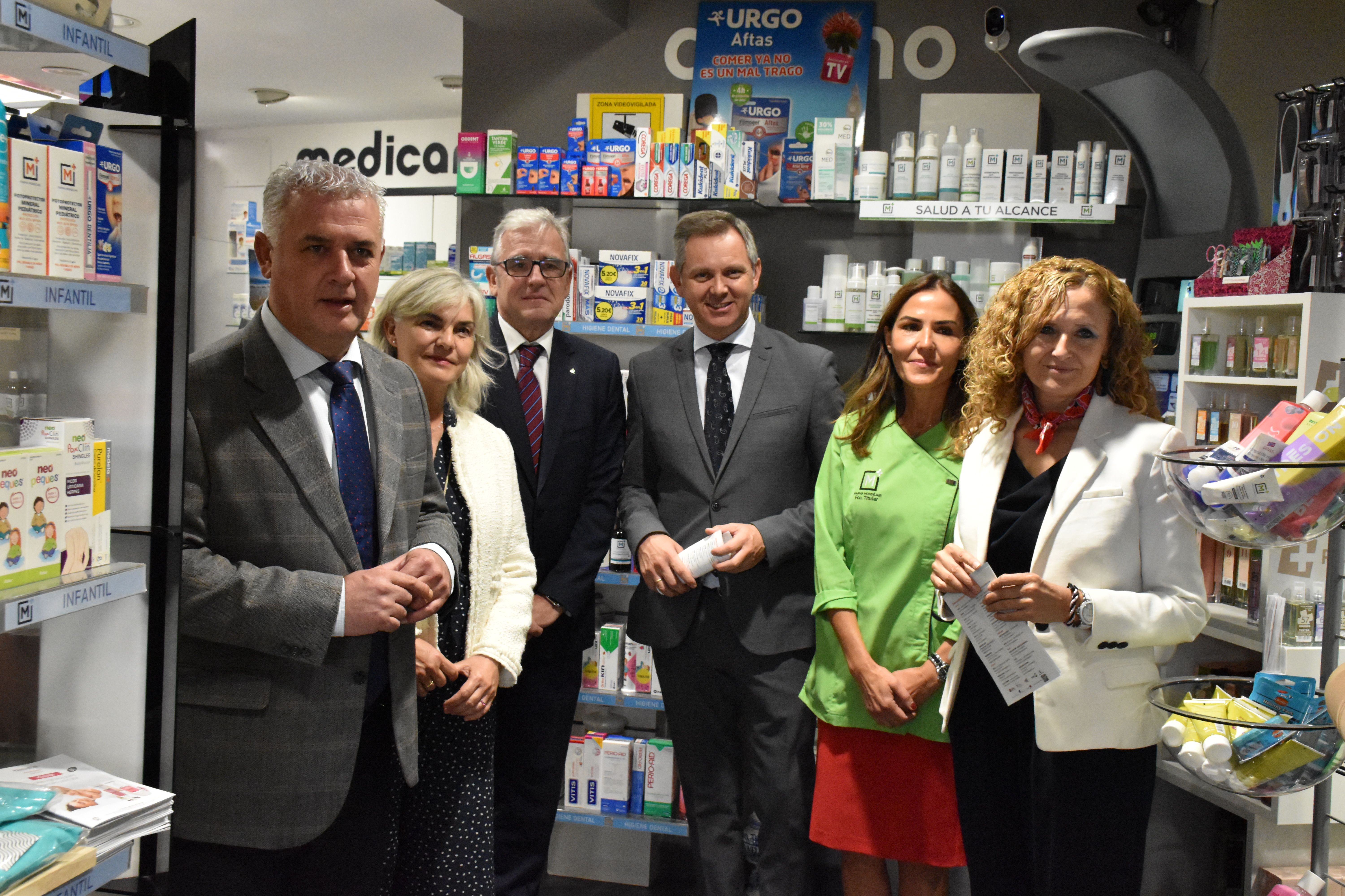 El ministro José Miñones durante su visita a la farmacia de Mondéjar (Guadalajara).