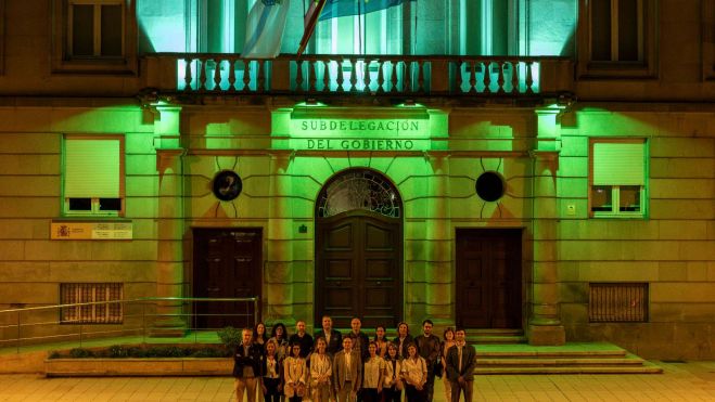 La Subdelegación del Gobierno de Ourense iluminada de verde.