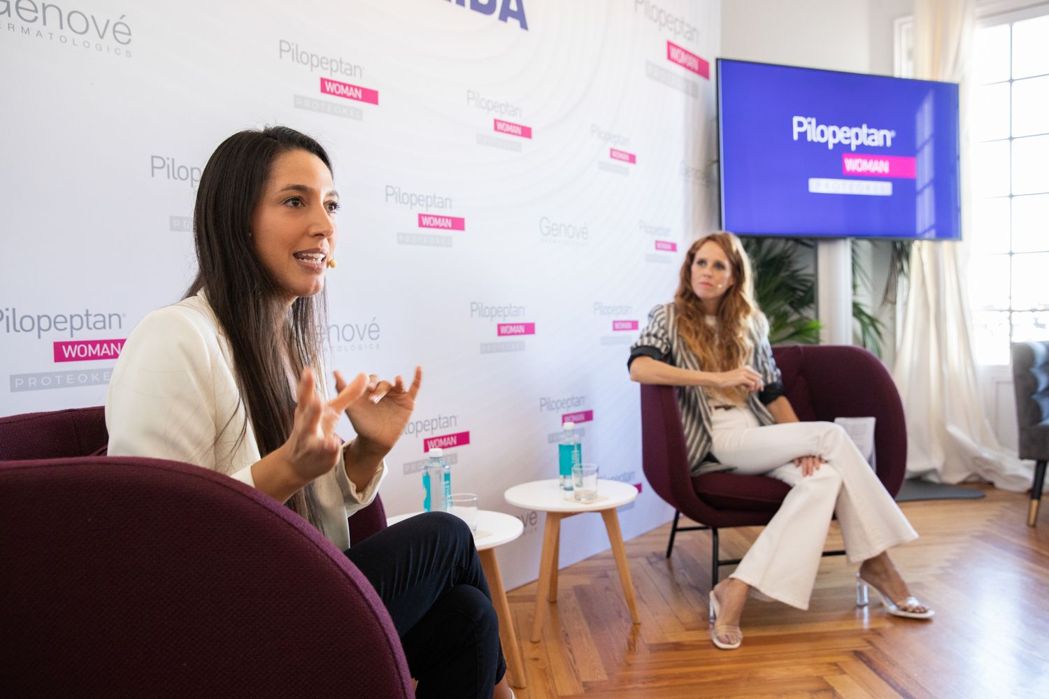 La Dra. Andrea Combalia y la actriz María Castro, durante la presentación de Pilopeptan Woman Proteokel
