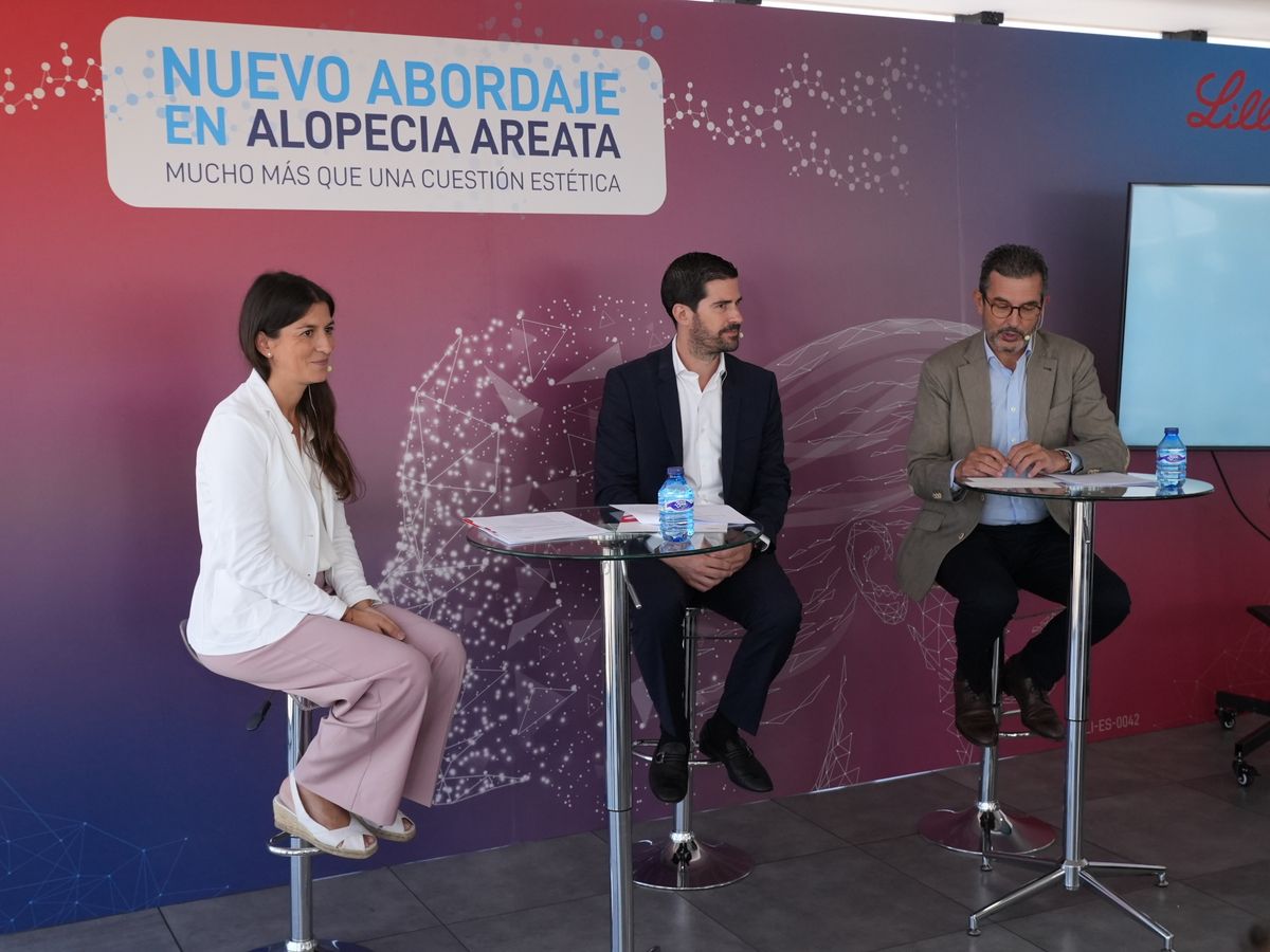 Sandra Ros, psicóloga adjunta del Servicio de Dermatología del Hospital de la Santa Creu, Dr. Sergio Vañó, presidente del Grupo Español de Tricología de la AEDV, y José Antonio Sacristán, director médico de Lilly España.