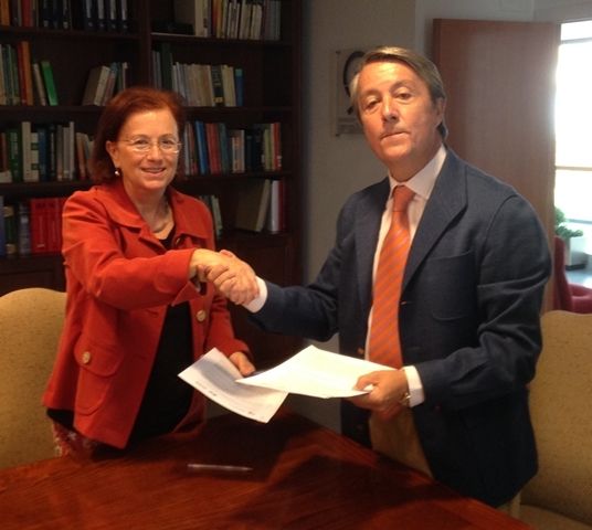 El COF de Córdoba firma un convenio con Farmamundi en defensa de la salud universal El COF de Córdoba firma un convenio con Farmamundi en defensa de la salud universal