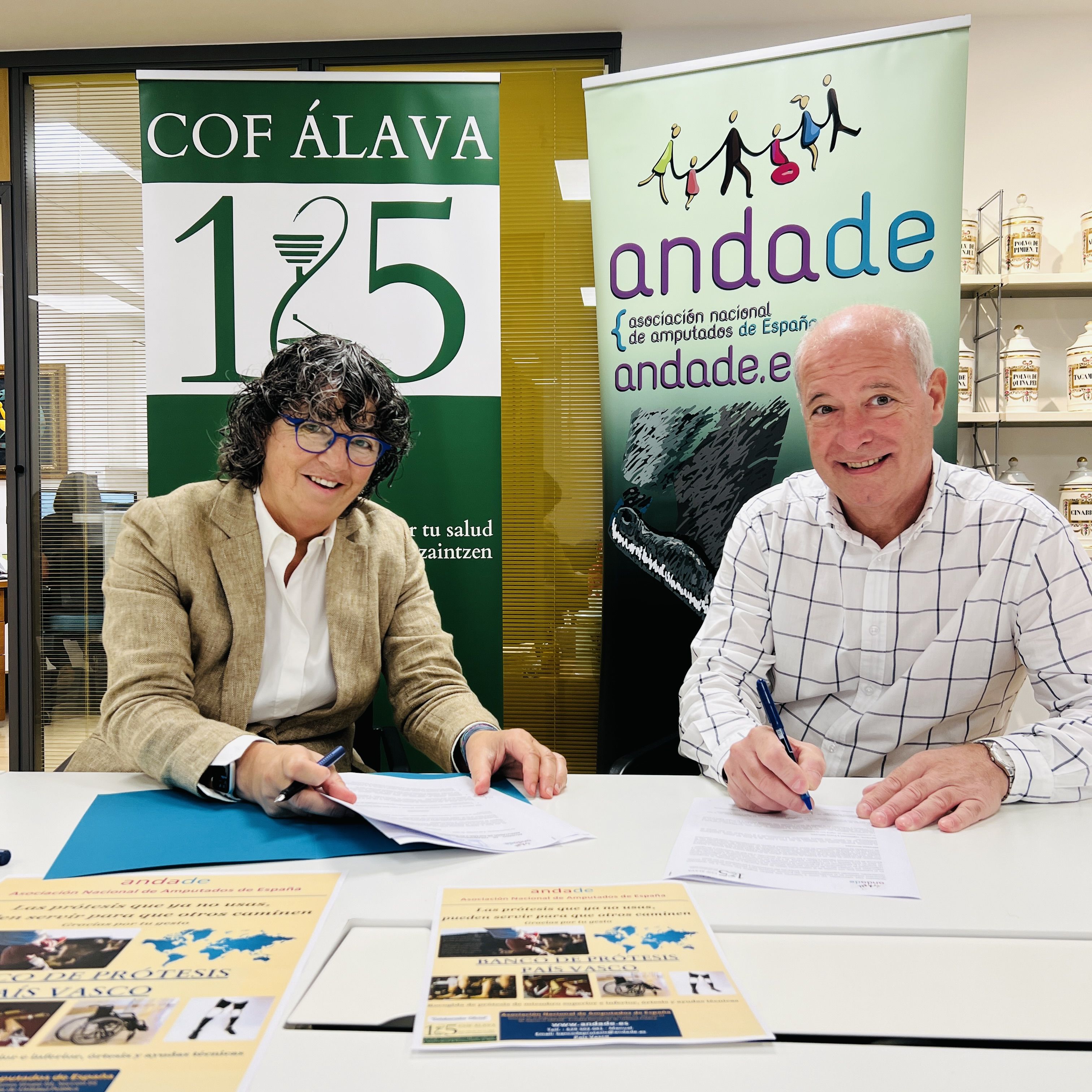 La presidenta del COF Álava, Milagros López de Ocáriz, y el delegado en ANDADE en el País Vasco, Manuel Quesada. 