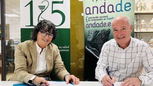 La presidenta del COF Álava, Milagros López de Ocáriz, y el delegado en ANDADE en el País Vasco, Manuel Quesada. 