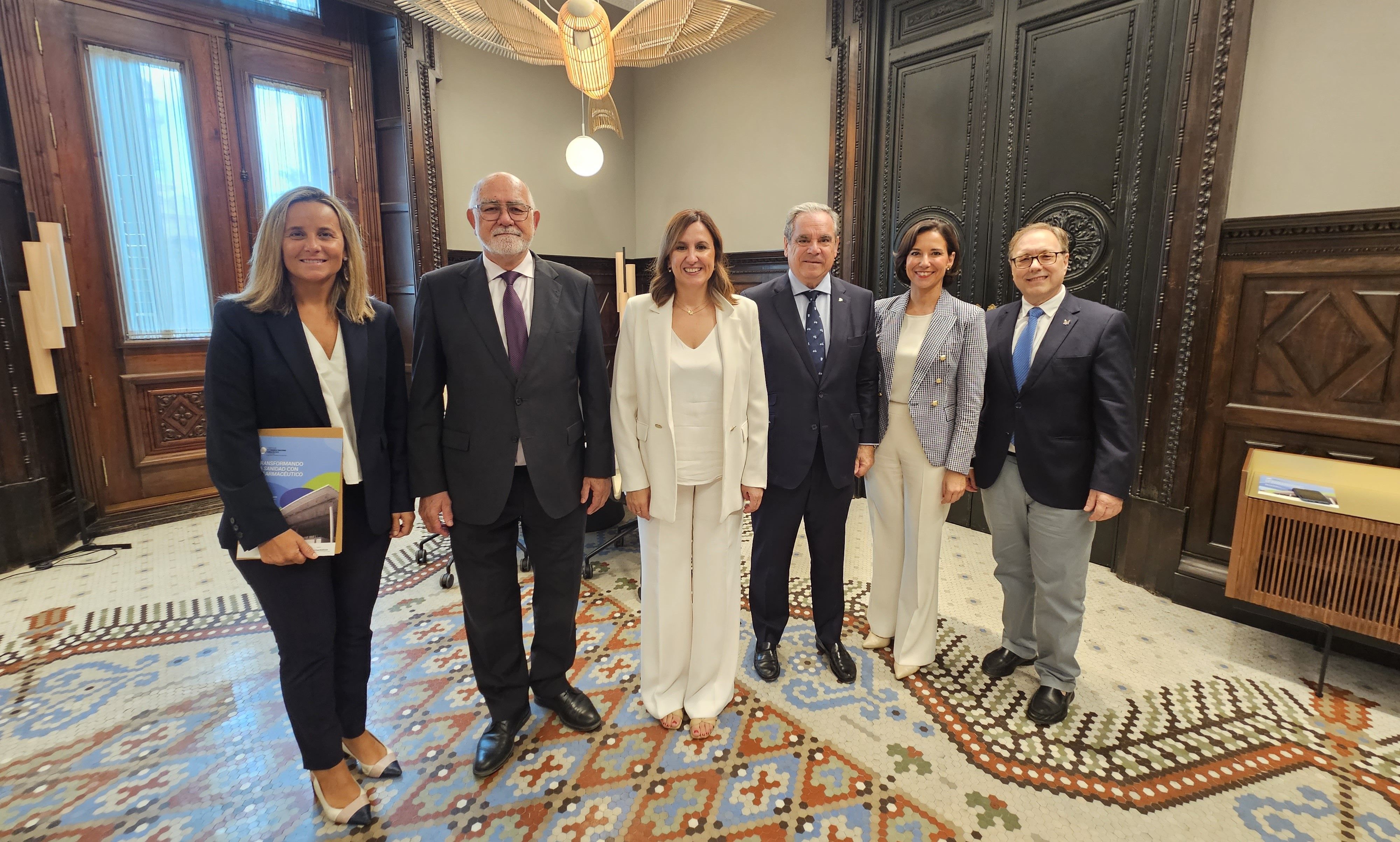 Representantes del CGCOF y del MICOF durante el encuentro con la alcaldesa de Valencia, María José Catalá (en el centro).