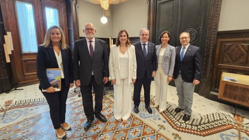Representantes del CGCOF y del MICOF durante el encuentro con la alcaldesa de Valencia, María José Catalá (en el centro).
